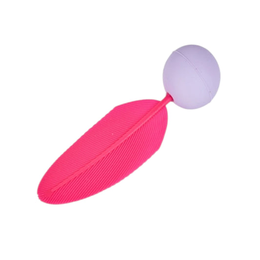 Juguete Bounce Feather para gatos, detalle de la pluma flexible